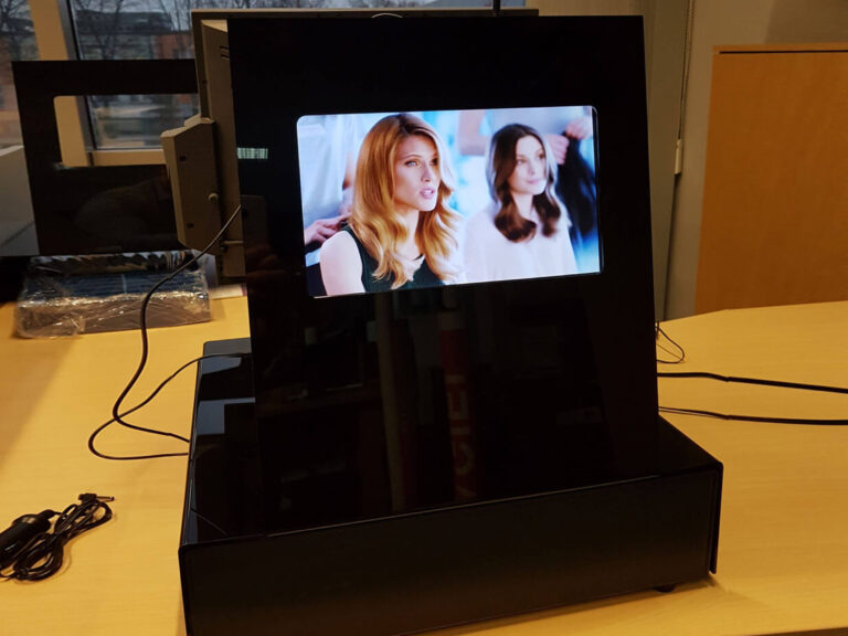 Display reklamowy z czarnej plexi