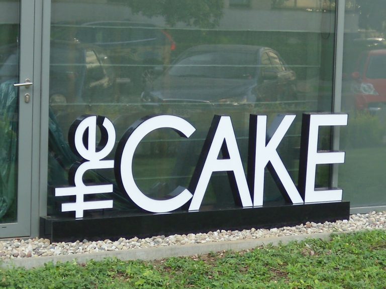 folplex litery z plexi dla pracowni tortow the cake