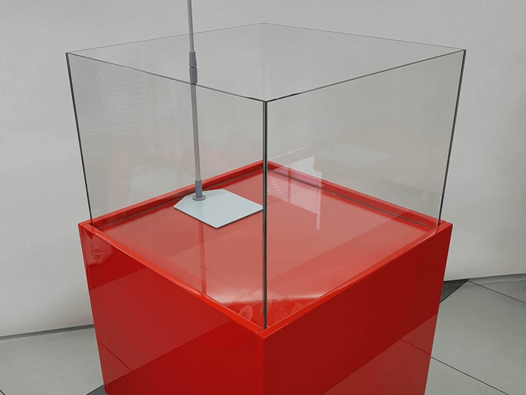 Gablota z bezbarwnej plexi