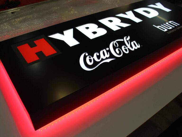 Kaseton Reklamowy Z Dibondu Czarny Podswietlany Led Hybrydy