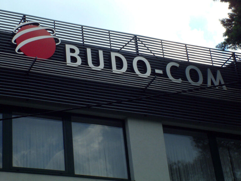 Litery przestrzenne na budynek Budo-com