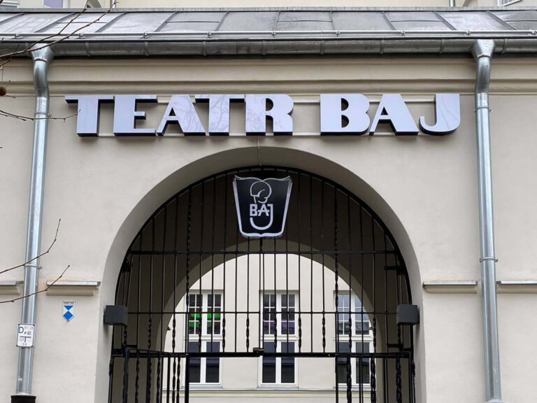 Litery przestrzenne 3d na budynek teatru