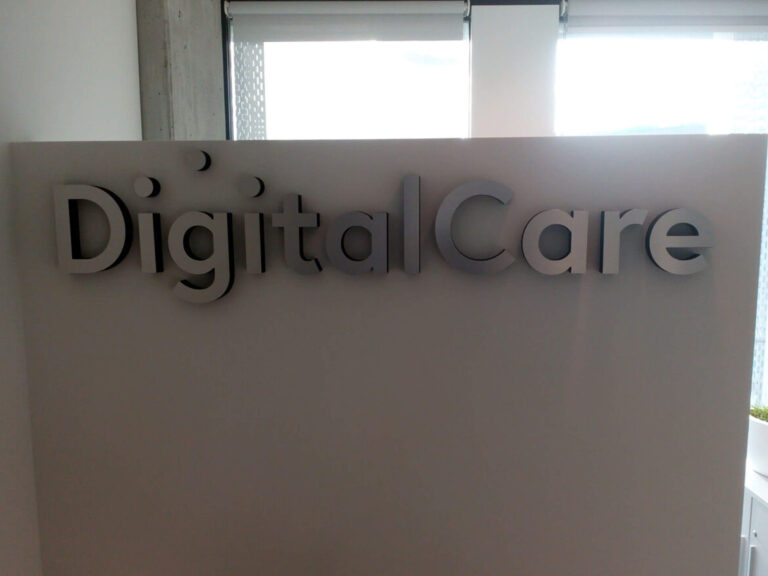 Litery przestrzenne Digital Care