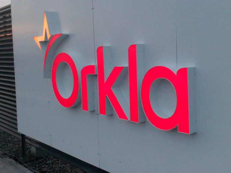 Litery świetlne led Orkla na budynek