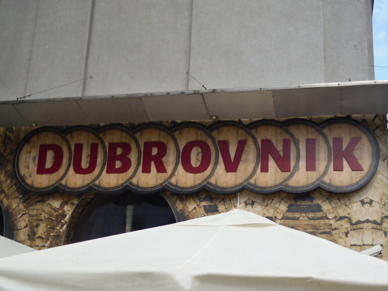 Czerwone litery z plexi