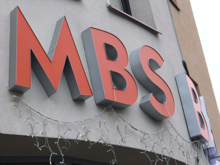 Litery z taśmy aluminiowej na budynek