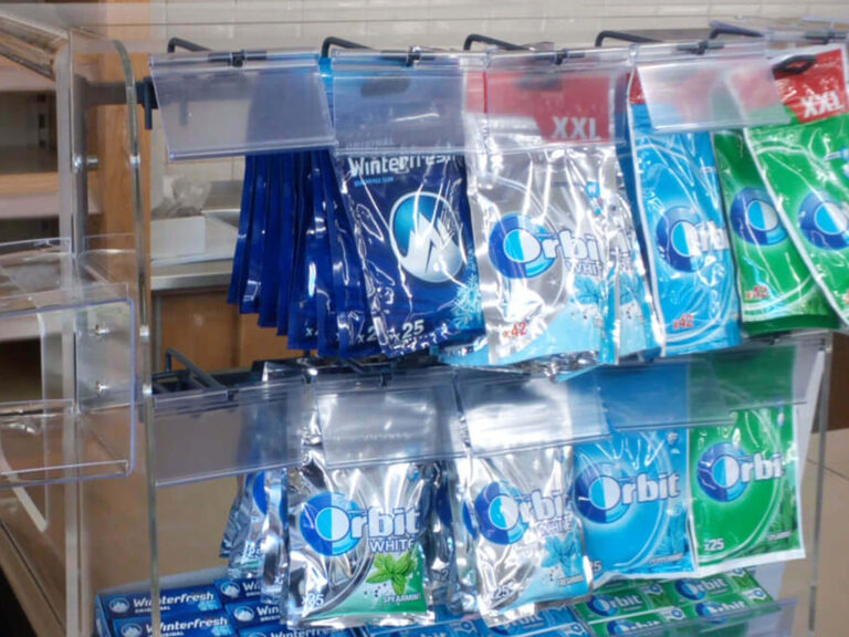 Regał z plexi na gumy do żucia