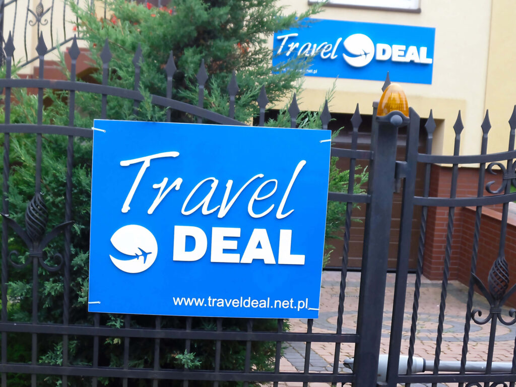 szyld reklamowy na budynek i ogrodzenie