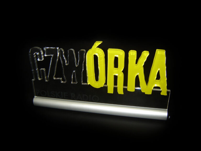 Podświetlane małe litery z plexi czwórka