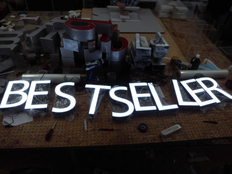 litery świecące frontem warszawa