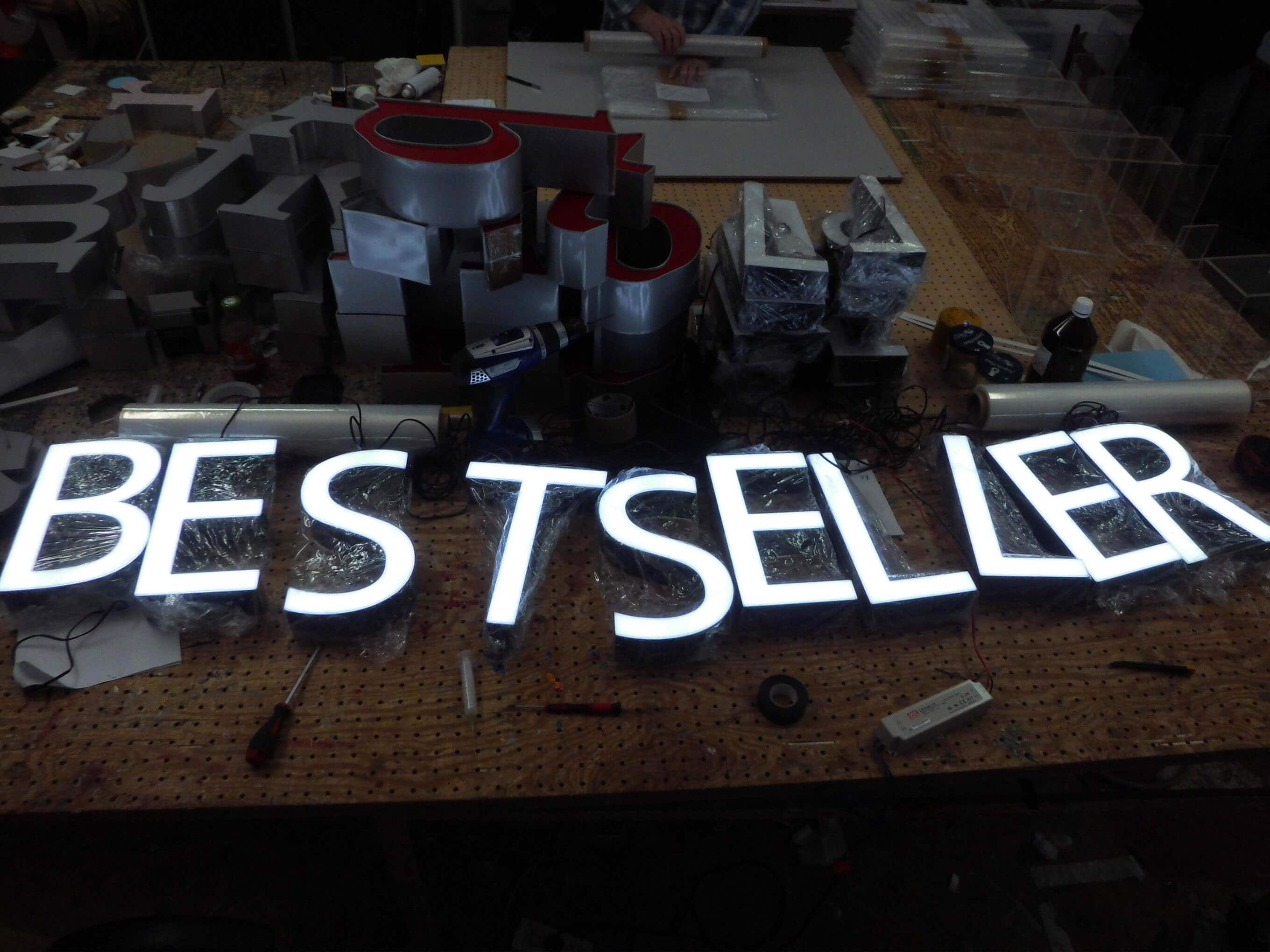 litery świecące frontem warszawa