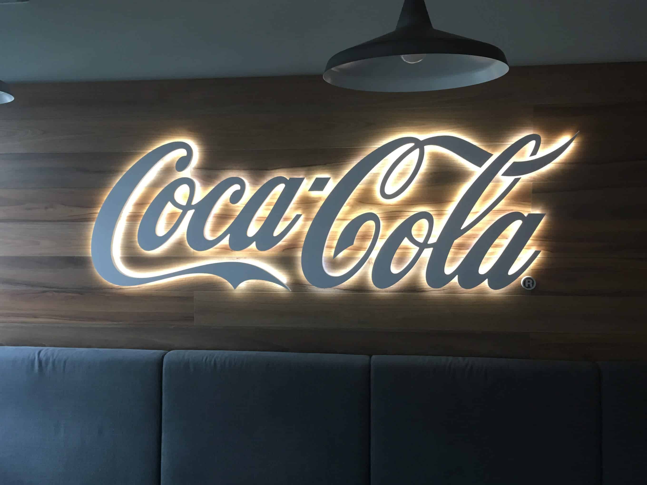 Litery przestrzenne z efektem halo Coca-Cola