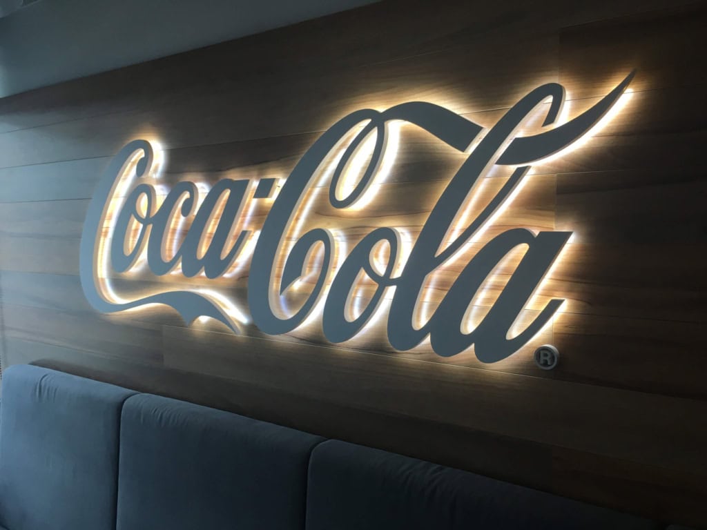 Litery przestrzenne z efektem halo Coca-Cola2