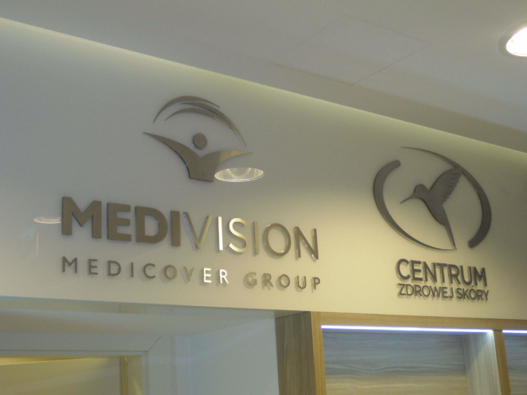 Litery z plexi bezbarwnej oklejone srebrną folią