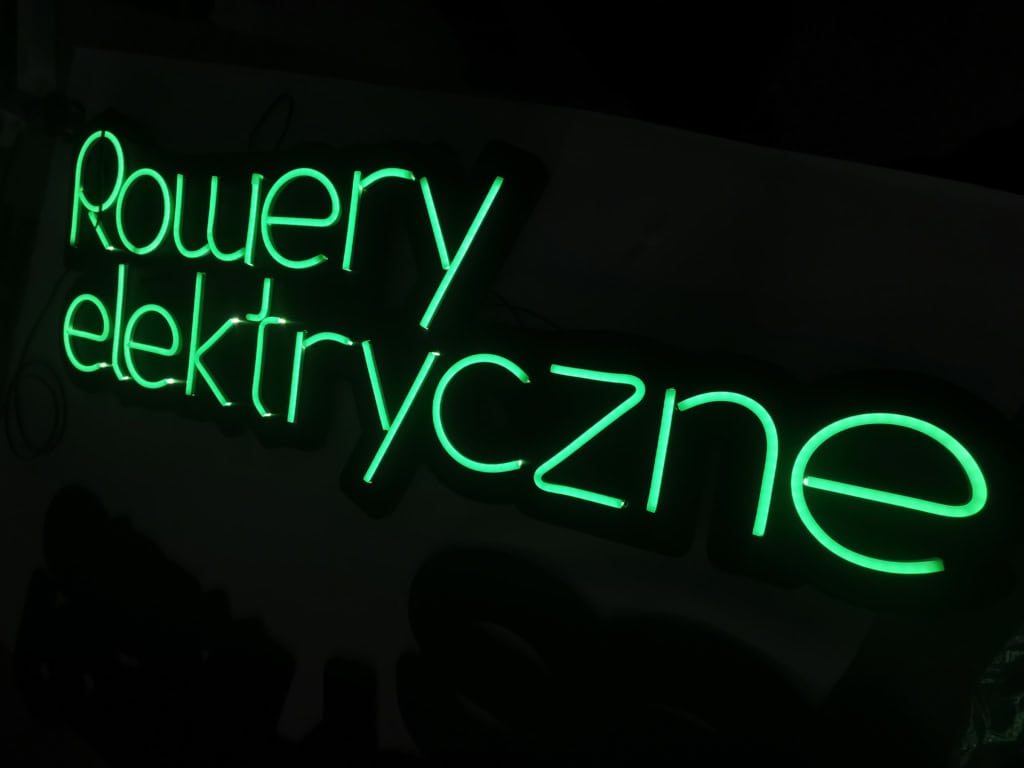 zielony neon na zamówienie - przedstawia napis "rowery elektryczne" - zamówiła go firma z warszawy