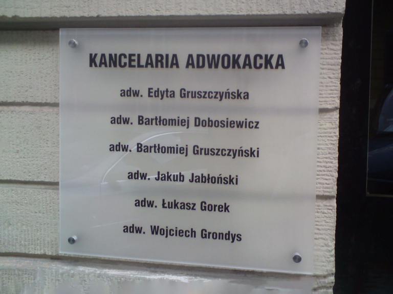 Tabliczka z plexi na dystansach kancelaria adwokacka