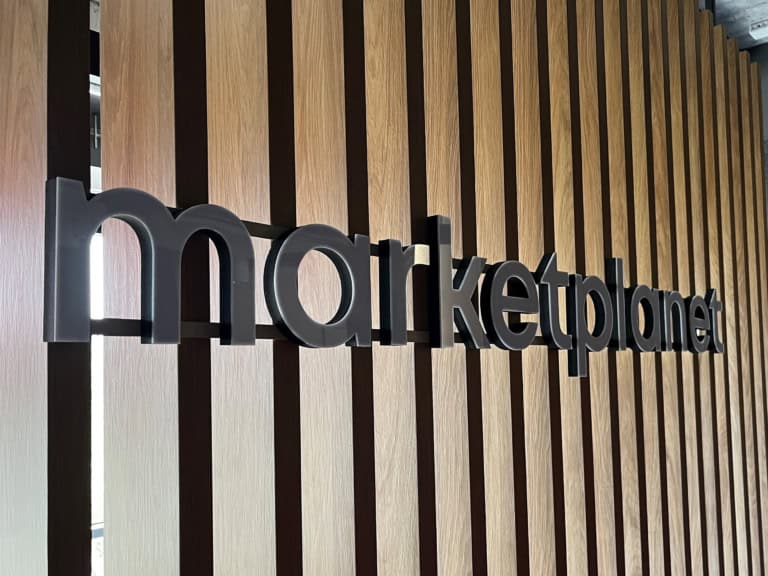 Litery reklamowe podświetlane LED Market Planet — realizacja Folplex