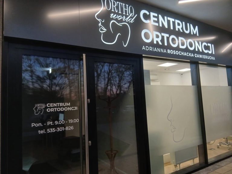 Kaseton reklamowy z kompozytu antracytowego 570x100cm – zbliżenie na podświetlenie