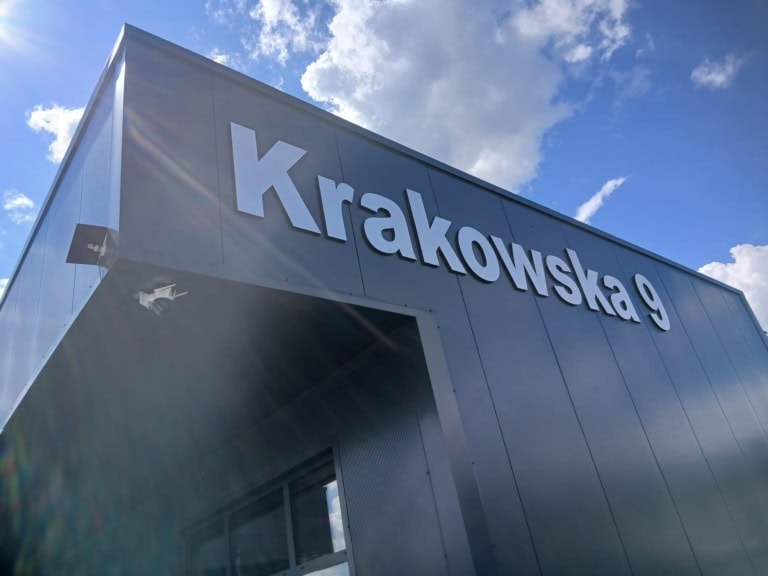 Litery Krakowska_pcv czarna 19 mmkompozyt szczotkowany pion