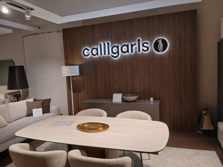 Litery podświetlane Calligaris z efektem halo w salonie Domoteka