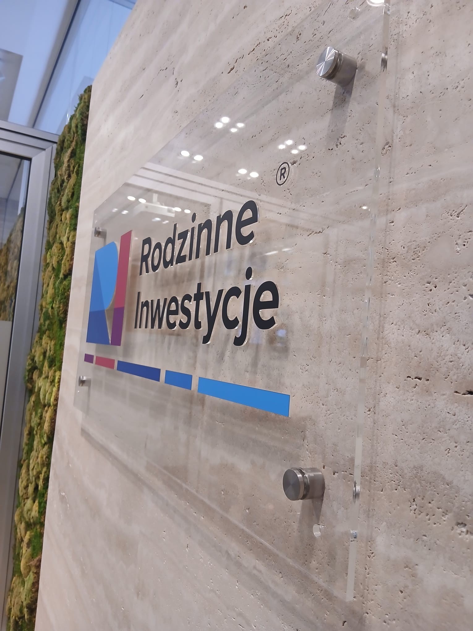Tablica z plexi Rodzinne Inwestycje zamontowana na dystansach