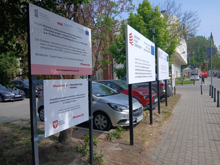 Tablica wolnostojąca Szpital Praski przy parkingu