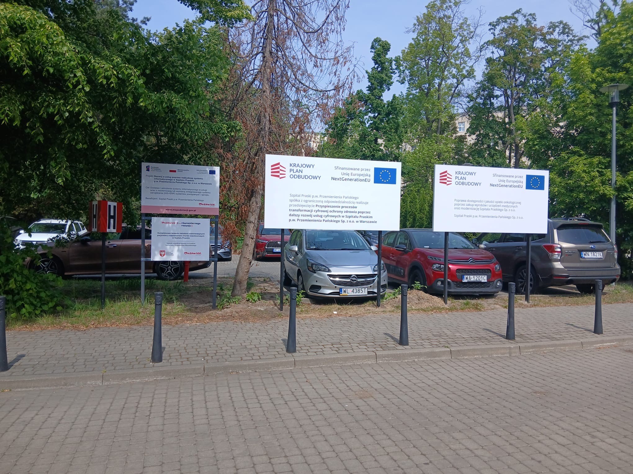 Zewnętrzne tablice informacyjne przy Szpitalu Praskim