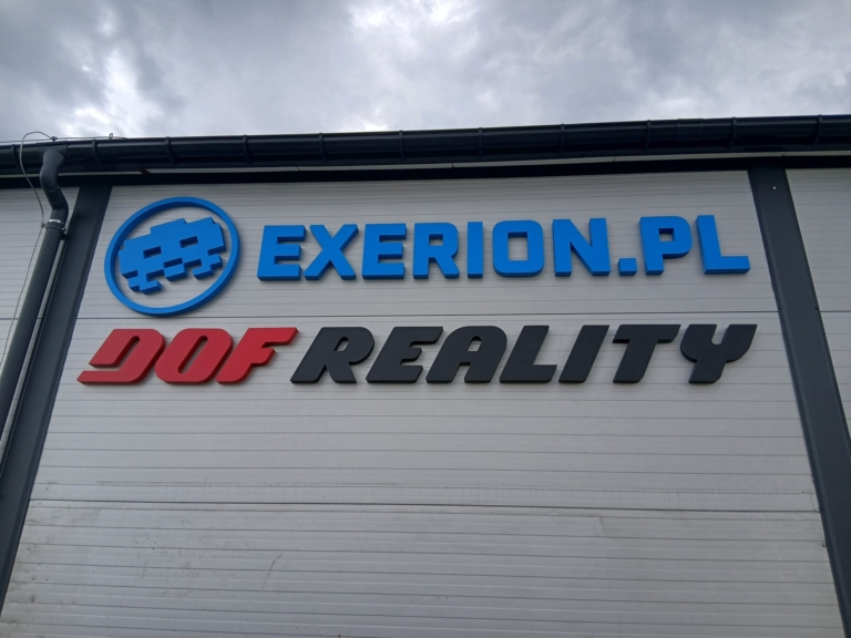 Litery przestrzenne Exerion.pl i DOF Reality zamontowane na budynku