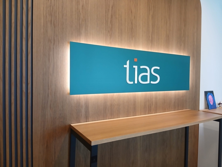 Tablica z logo Tias podświetlana efektem halo
